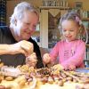 Oma und Enkelin basteln